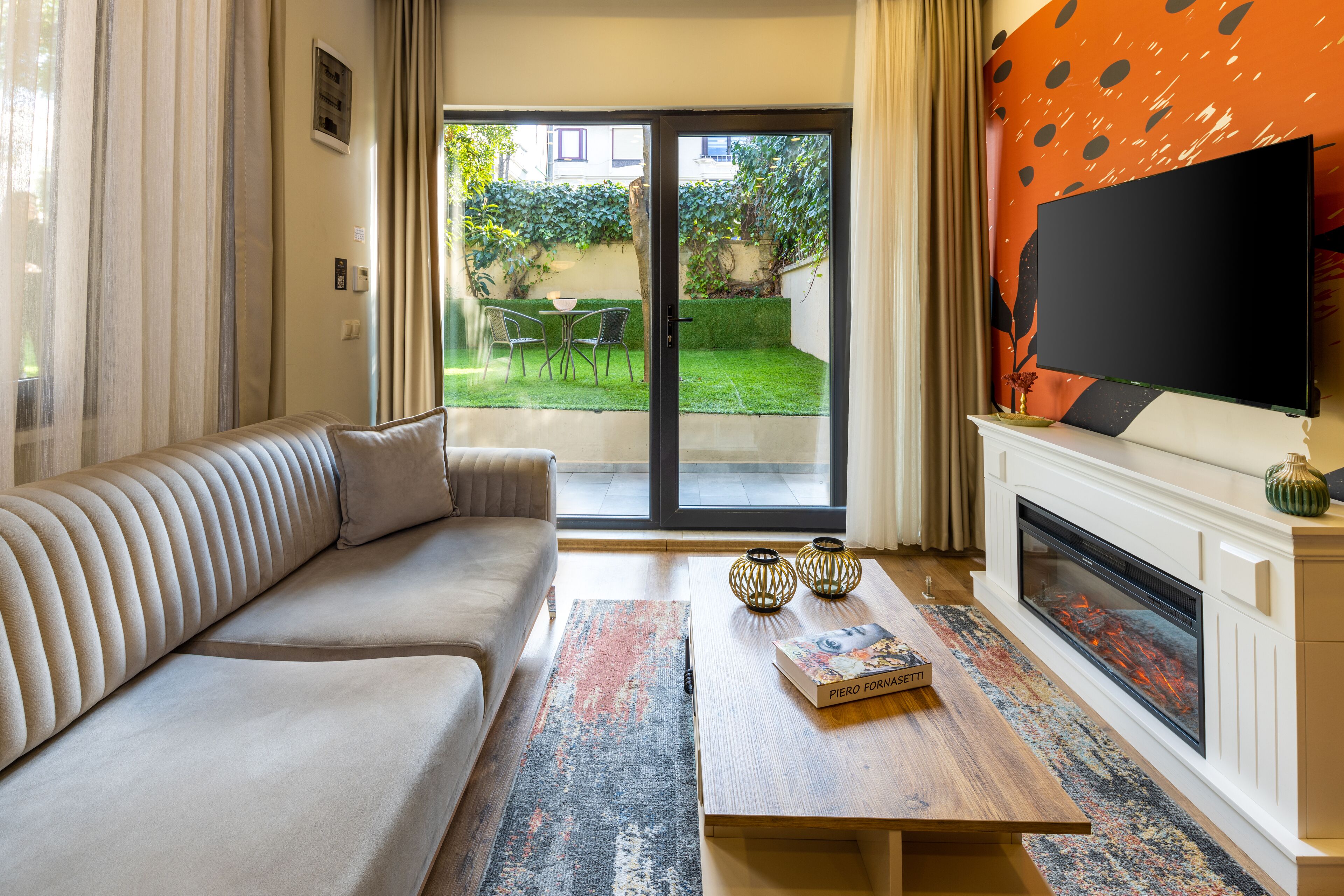 Una sala de estar moderna con un sofá, una mesa de centro, una chimenea y un televisor.