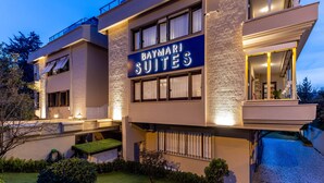 Un hotel moderno con un cartel que dice 'BayMari Suites'.