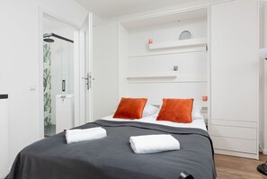 Tabla de planchar con plancha, wifi y ropa de cama 