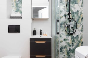 Douche, sĂšche-cheveux, serviettes fournies, shampoing
