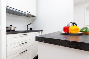 Fridge, microwave, stovetop, coffee/tea maker - Siemieńskiego 5 Warszawa | Elegant Studio for 4 Guests (Warszawa)