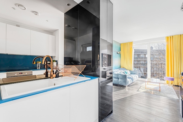 Een koelkast, een oven, een kookplaat, een vaatwasser