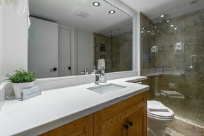 Shower, hair dryer, towels - ❄︎The Big Mauna❄︎ Modern 1 BR - 2 min to ski in/out | Hot Tub & Pool | The Marquise (Whistler)
