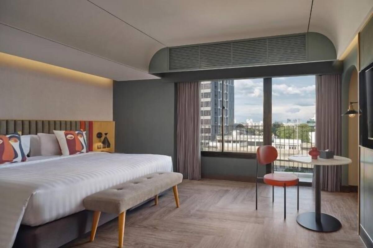 Minibar, safe på rommet, skrivebord og blendingsgardiner