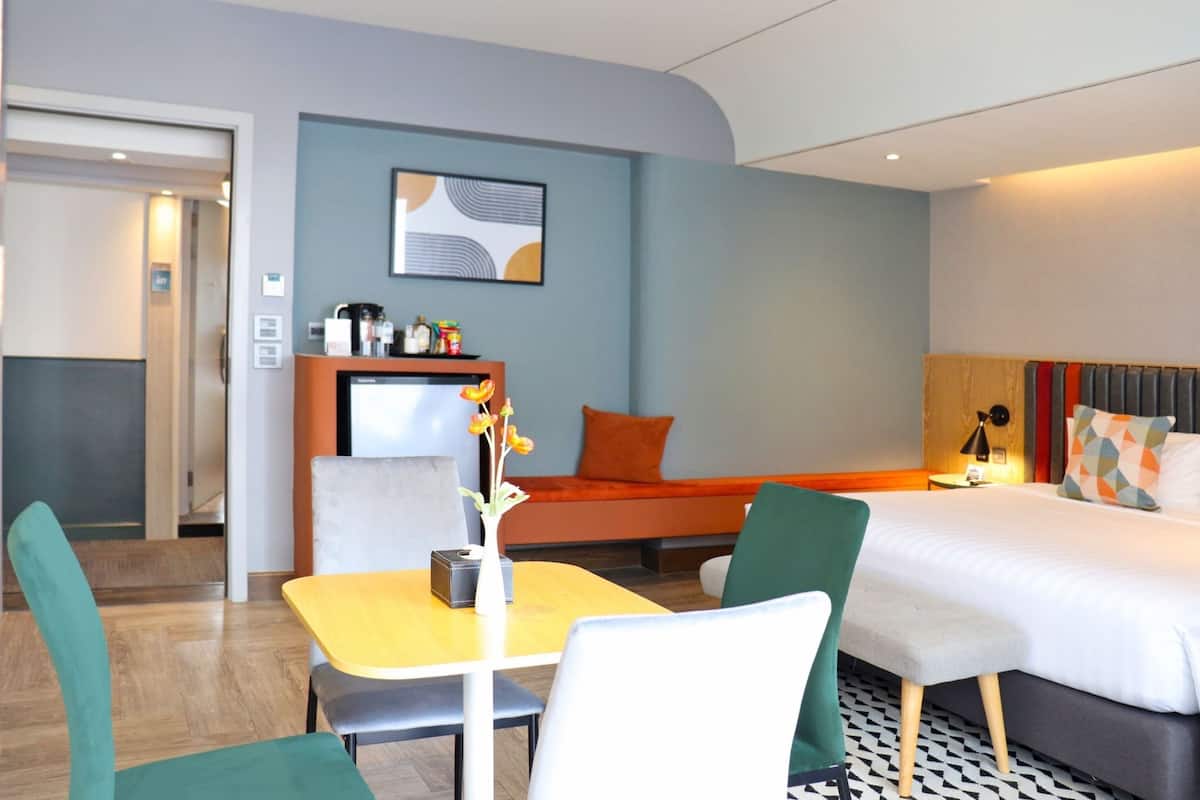 Familierom | Minibar, safe på rommet, skrivebord og blendingsgardiner
