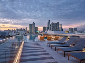 Útilaug, sólstólar