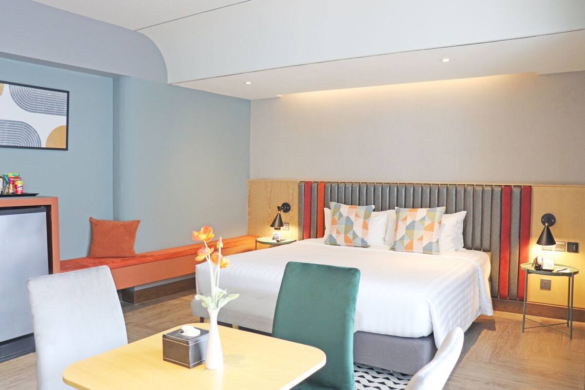 Rom – deluxe, 1 kingsize-seng | Minibar, safe på rommet, skrivebord og blendingsgardiner