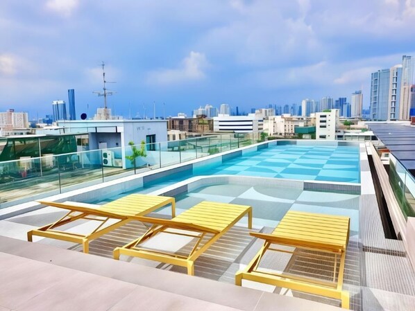 Piscine extérieure, chaises longues