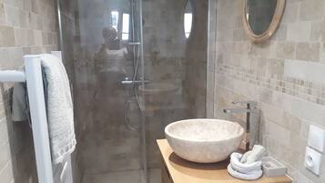 Douche, sĂšche-cheveux, serviettes fournies, savon