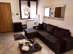 Älytelevisio, kirjoja, työhuone