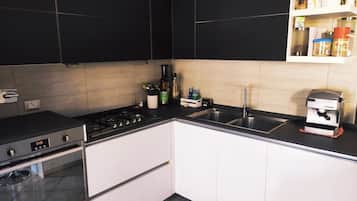 Kühlschrank, Mikrowelle, Ofen, Herdplatte