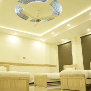 Deluxe Triple Room | Soundproofing, free WiFi, bed sheets - Royal Inn Hotel (Peshawar)