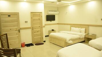 Deluxe Triple Room | Soundproofing, free WiFi, bed sheets