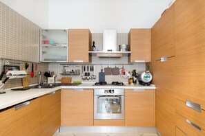 Frigorifero, forno, lavastoviglie, bollitore elettrico