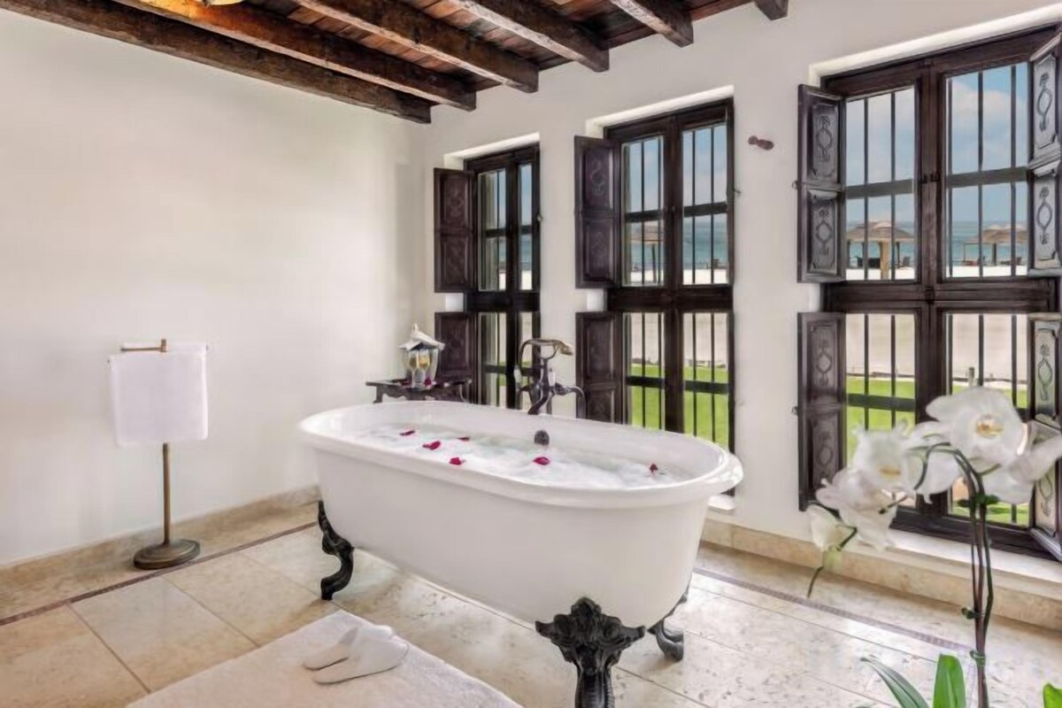 Hydromassage showerhead, free toiletries, hair dryer, bathrobes