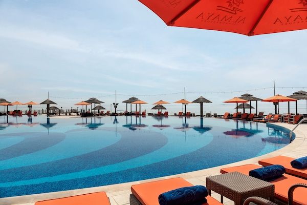 2 hồ bơi ngoài trời