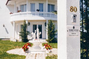 Exterior detail - YOUness WELLness Clinic & Retreats (Stănești)