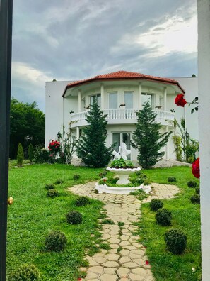 Exterior detail - YOUness WELLness Clinic & Retreats (Stănești)