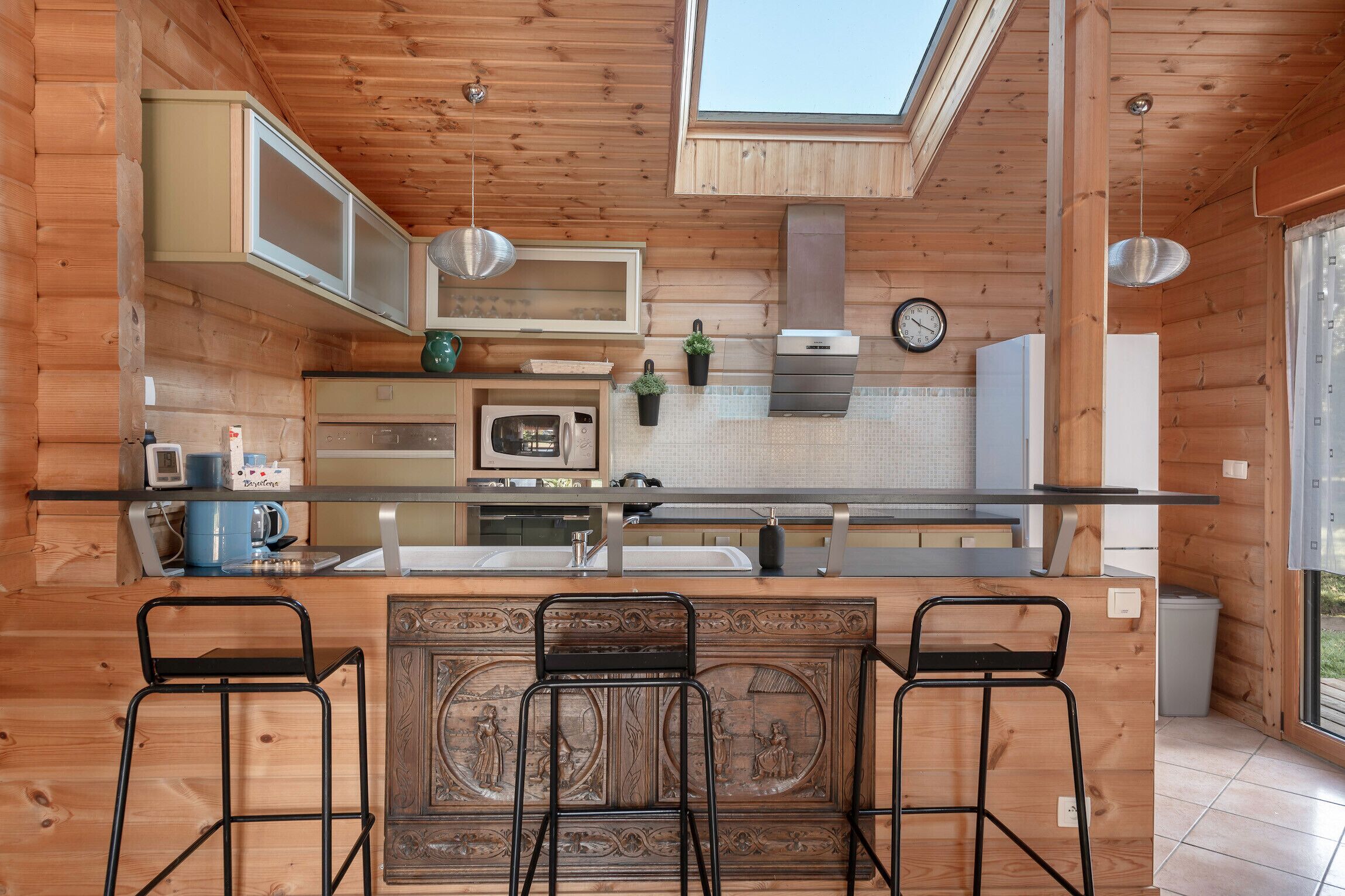 Een koelkast, een microgolfoven, een oven, een vaatwasser