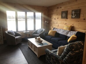 Una Smart TV, una mesa de tenis de mesa, libros, una impresora