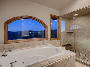 Dusche, Whirlpool, Haartrockner, HandtĂŒcher