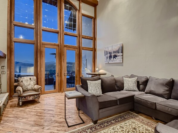 Televisión, chimenea y consola de videojuegos 