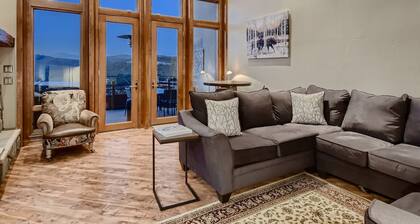 Moose on the Loose: Private Hot Tub, Mountain Views, Quick Ski Access