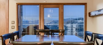 Moose on the Loose: Private Hot Tub, Mountain Views, Quick Ski Access