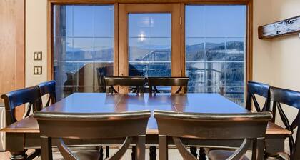 Moose on the Loose: Private Hot Tub, Mountain Views, Quick Ski Access