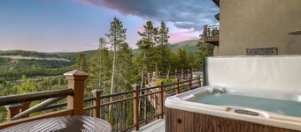 Moose on the Loose: Private Hot Tub, Mountain Views, Quick Ski Access
