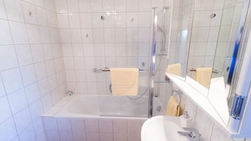 Badkar/dusch, handdukar, tvål och toalettpapper