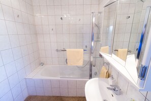 Combined shower/bathtub, towels, soap, toilet paper - Idyllic vacation apartment near the Ilz for 3 people (Hutthurm)