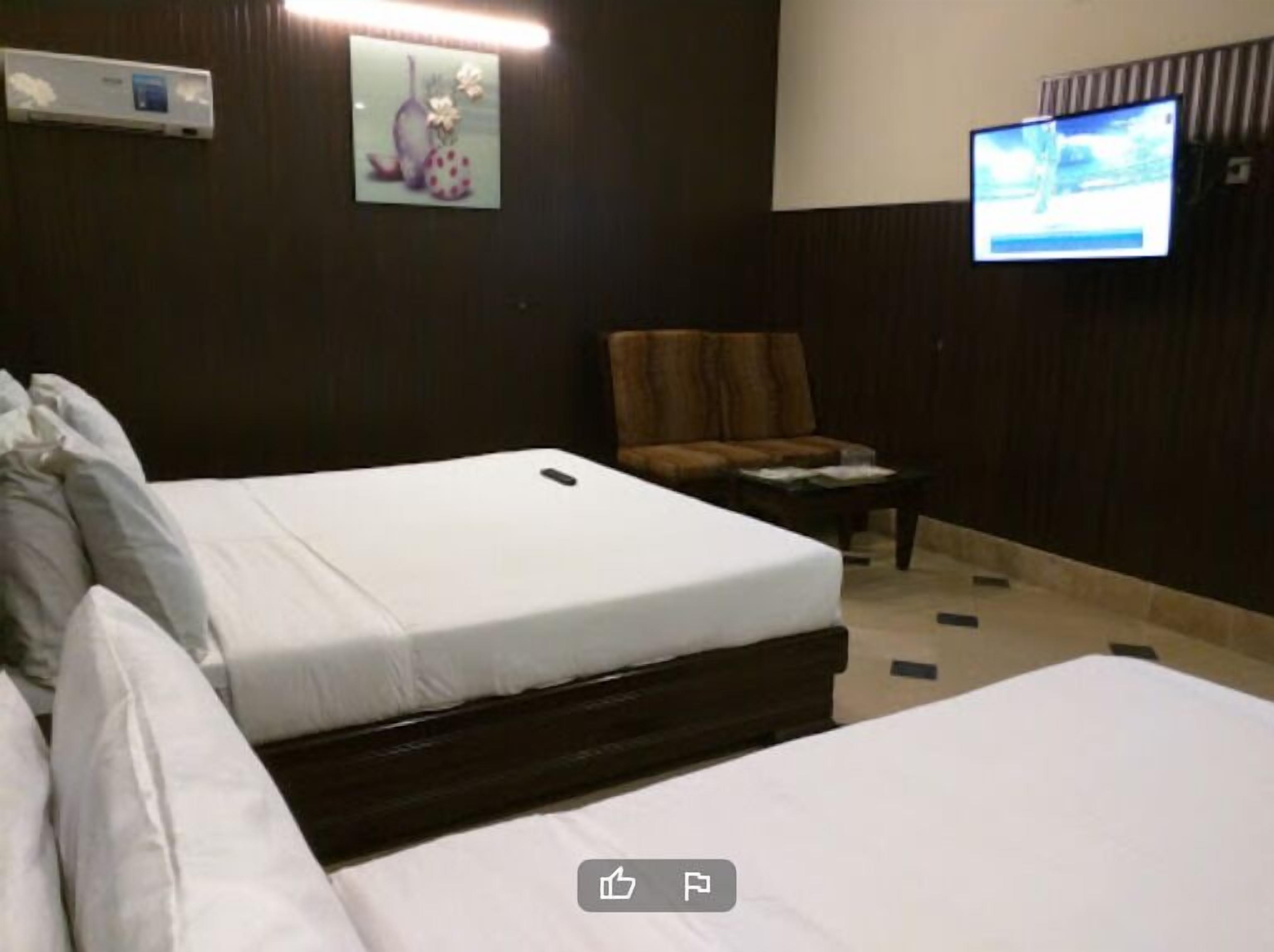 standard triple room | free wifi, bed sheets