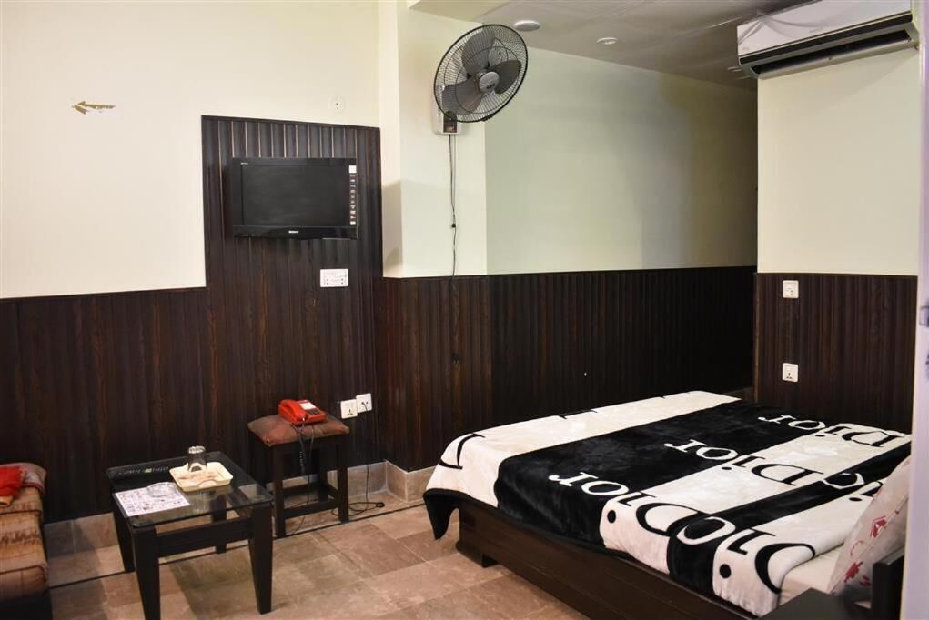 standard double room | free wifi, bed sheets