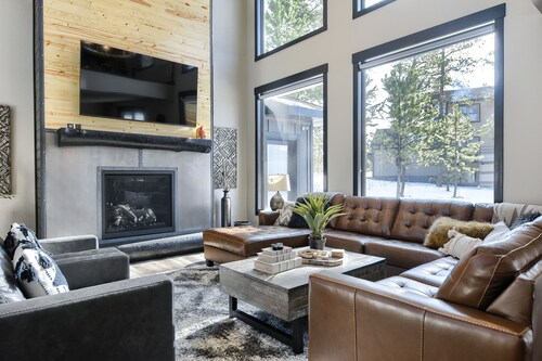 4300 Sq.Ft. Unique Cabin! Walking Distance to Clubhouse, Hot Tub, Pool Table!