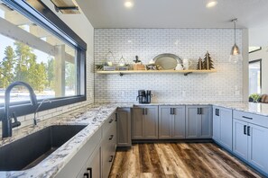 冰箱、微波炉、烤箱、炉灶