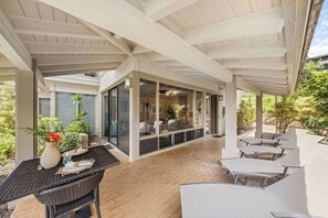 Outdoor dining - Oceanfront Kapalua Bay Villa 23G1 Gated Coastal Elegance (Lahaina)