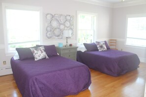 7 bedrooms, desk, iron/ironing board, travel cot
