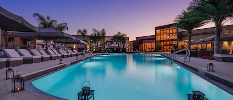 Una piscina al aire libre, una piscina climatizada