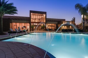 Una piscina al aire libre, una piscina climatizada