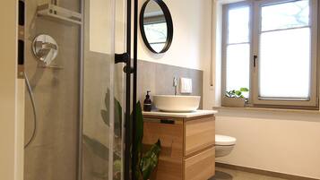 Dusche, Haartrockner, Handtücher, Seife