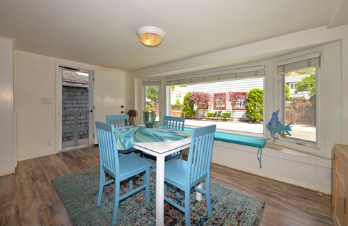 337CA: Charming 2-bdr Avalon cottage on the flats