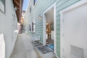 Exterior detail - 359SA: 3BD HOME, A/C ,Balcony+Views (Avalon)
