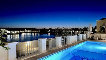 Een buitenzwembad en een verwarmd zwembad