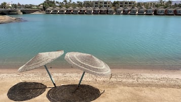 Una spiaggia nelle vicinanze, lettini da mare, teli da spiaggia