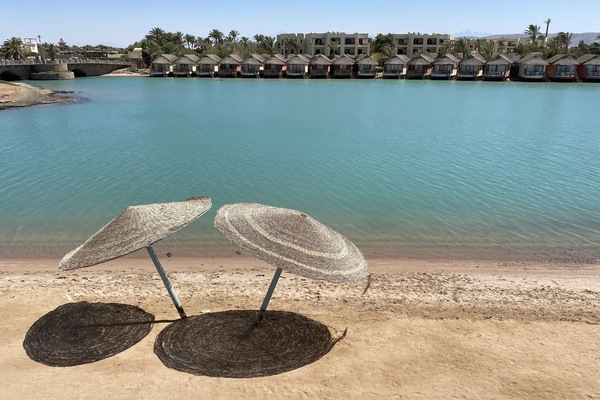 Plage à proximité, chaises longues, serviettes de plage