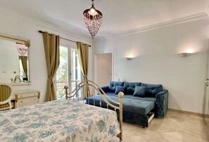 5 bedrooms, desk, iron/ironing board, free WiFi