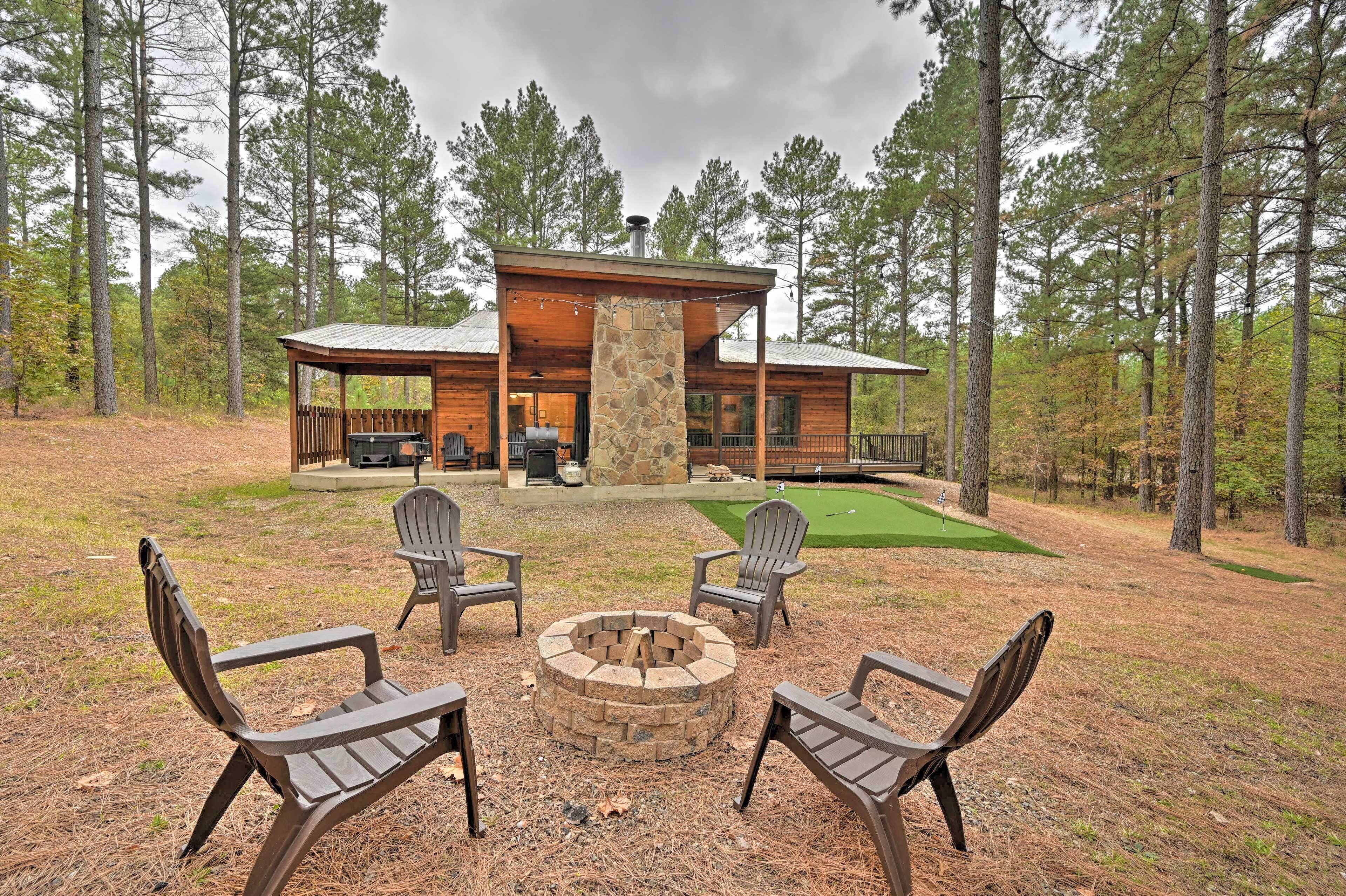 Broken Bow Cabin w/ Hot Tub: 6 Mi to Lake!