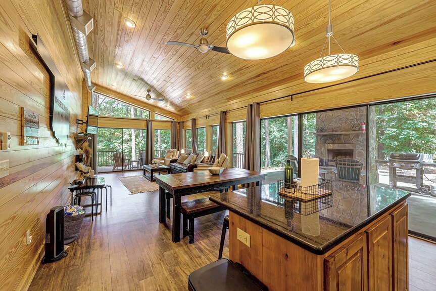 Hot Tub, Fire Pit, Forest Views! Broken Bow Cabin - Mississippi
