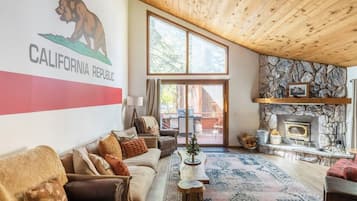 Una Smart TV, una chimenea